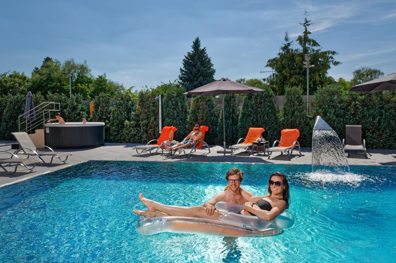 Aura Design & Garden Pool 3* Praga